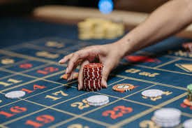 Online slot reels spinning on a mobile screen — casino-style entertainment on AK444 BD